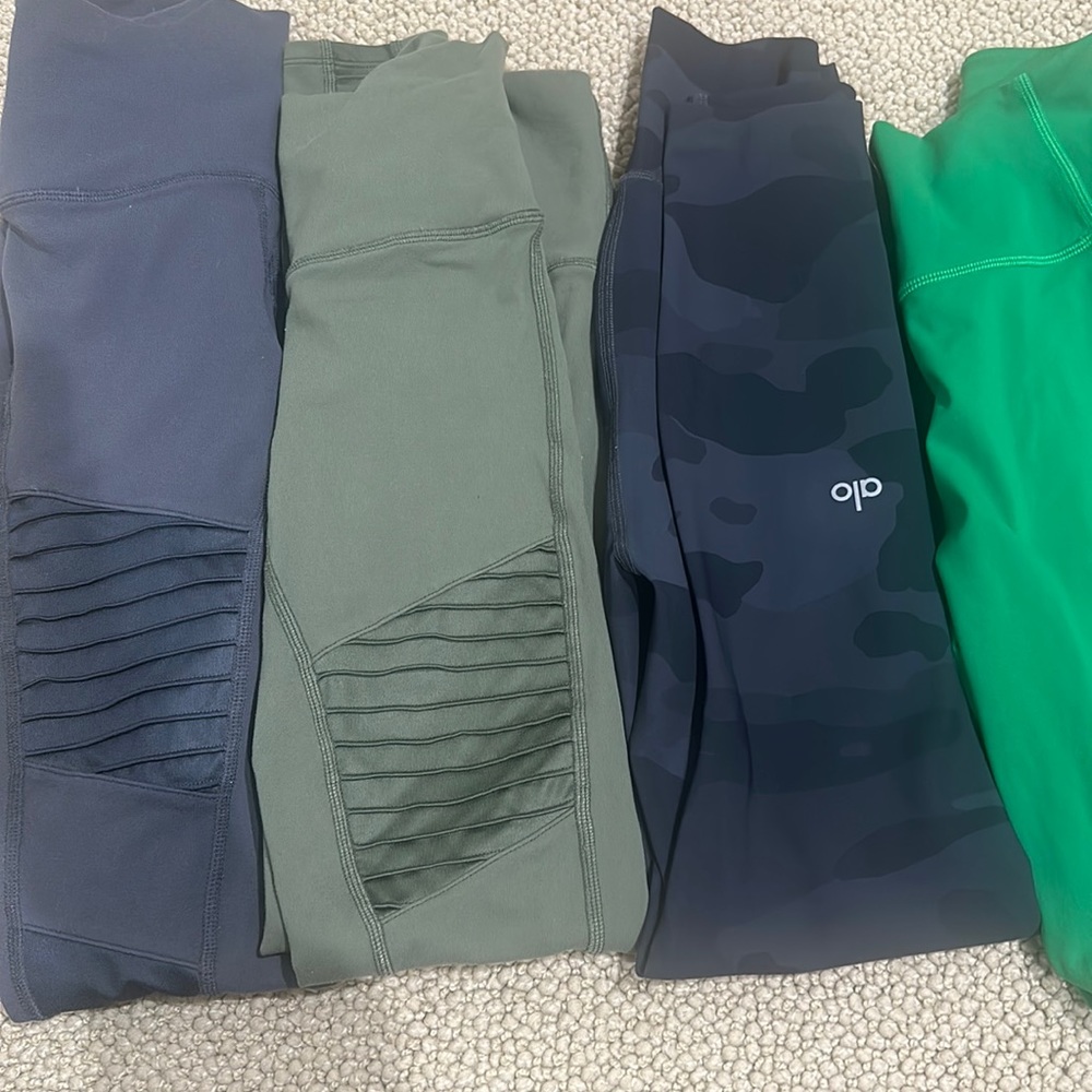 XXS Alo bundle and free fabletics bottoms (green)

SOLD